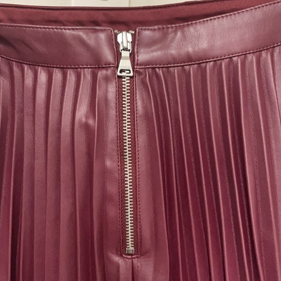 EXPRESS NWT MAROON/WINE HIGH WAISTED PLEATED VEGAN LEATHER TENNIS SKIRT SIZE 6 - Picture 4 of 8